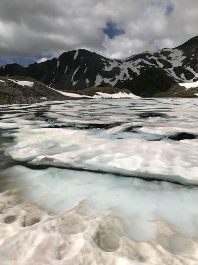 Auftauender Bergsee