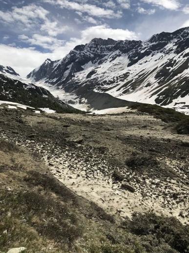 Der Guggisee liegt verschüttet unter meterhohem Lawinenschnee
