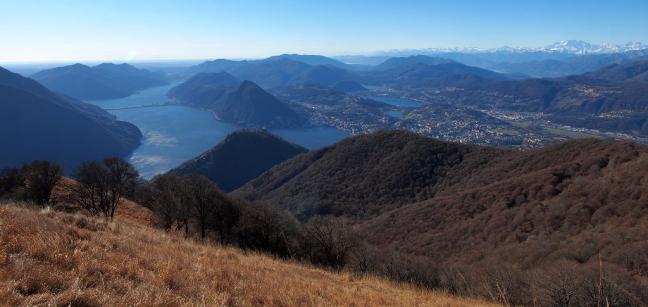 Ausblick über die Seen vom Monte Boglia aus
